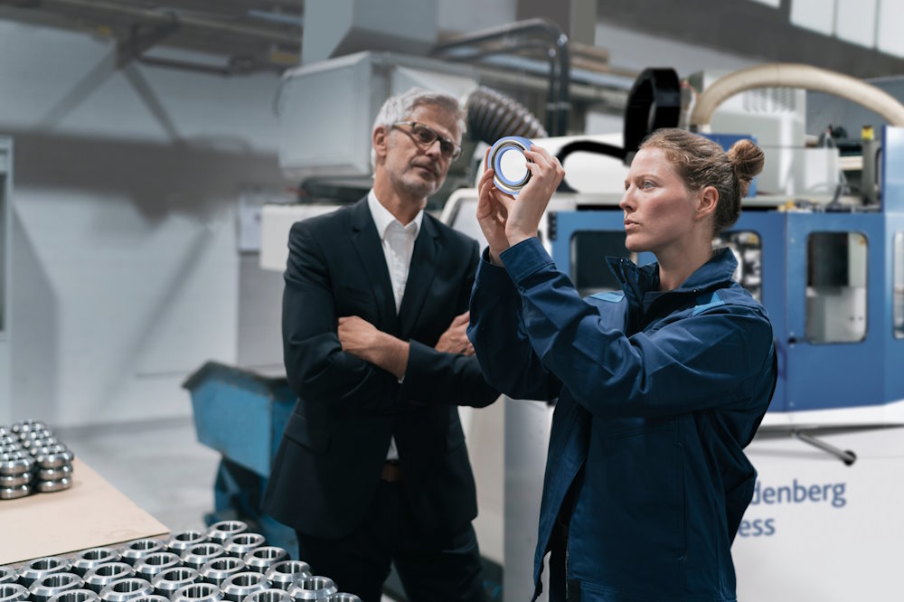 Freudenberg Xpress key visual, two people doing visual inspection on a seal