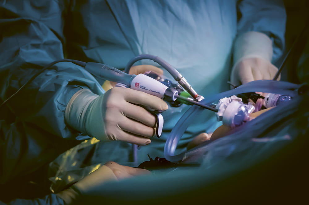 Close-up of several hands performing an operation. Copyright: Universitätsklinikum Heidelberg