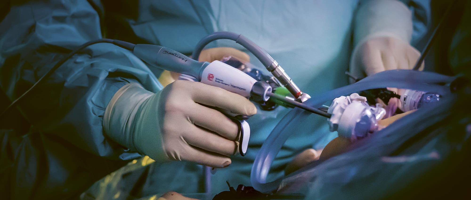 Close-up of several hands performing an operation. Copyright: Universitätsklinikum Heidelberg