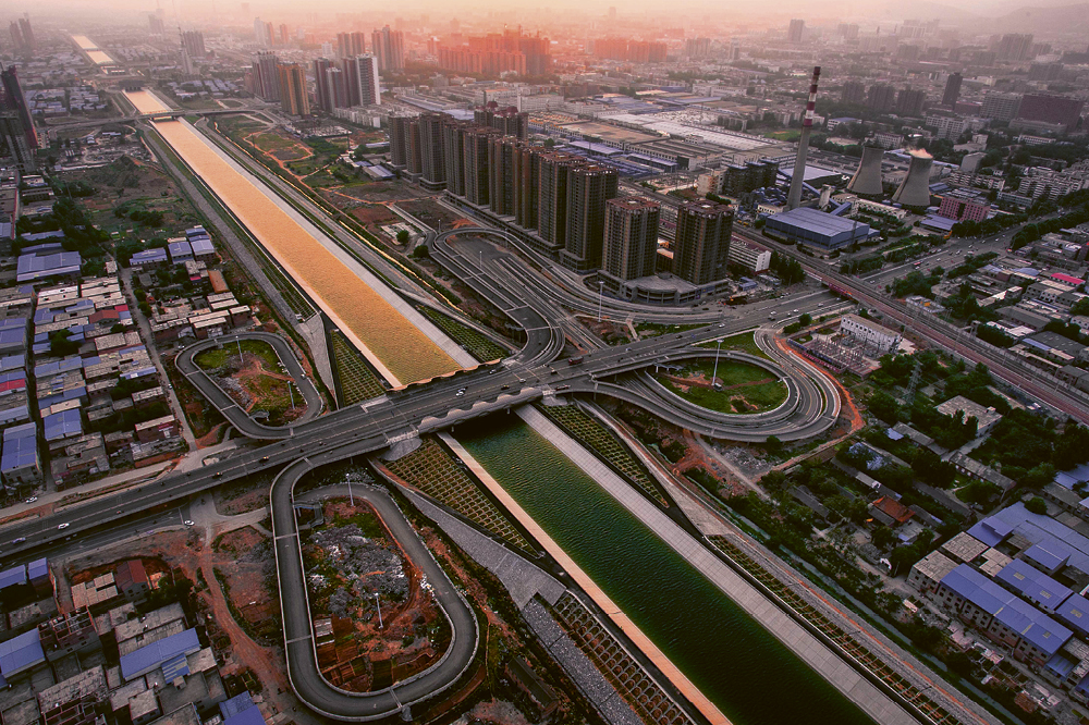 Bird's eye view of a canal in the middle of Beijing. Copyright: Photoshot /picture alliance