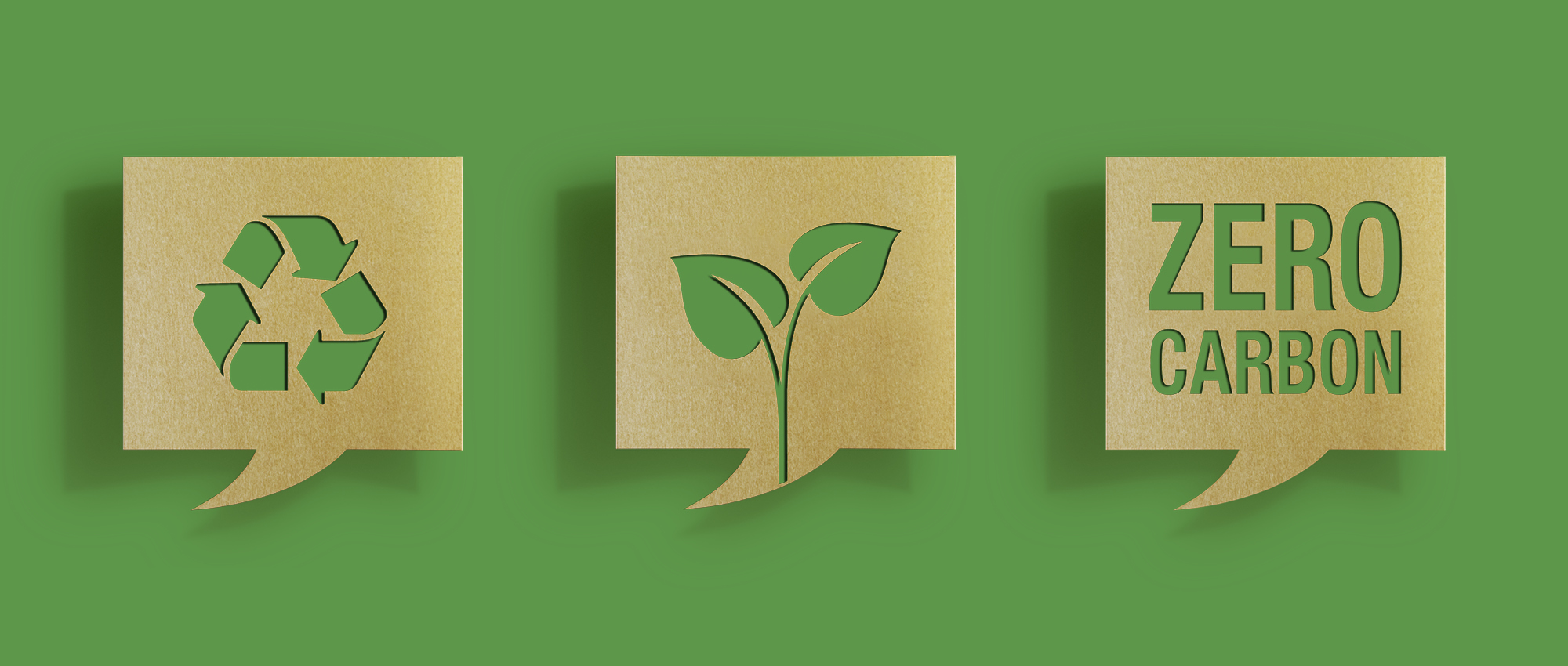 3 speech bubbles with a recycle symbol, a plant and zero carbon in front of a green background.