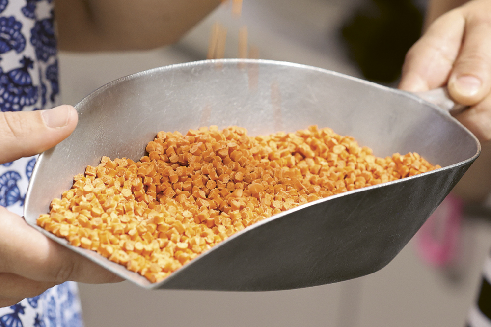 High-­perfor­mance plastic  Quantix® ULTRA in a metal bowl.