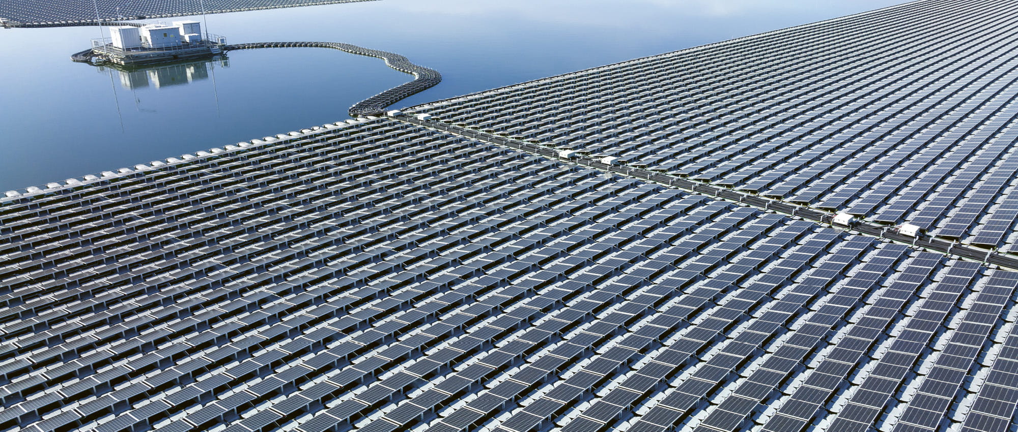 Solar panels on water. Copyright: shutterstock/Avigator Fortuner