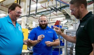 Employees of Freudenberg Sealing Technologies in Troy (USA) inspecting bumpers for nail guns.