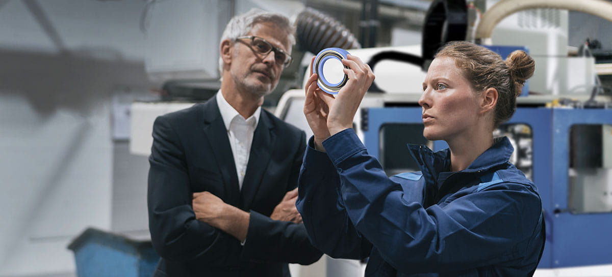 Two Employees viewieng a Seal from Freudenberg Xpress.