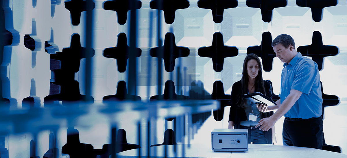 An employee shows something to another employee on a tablet