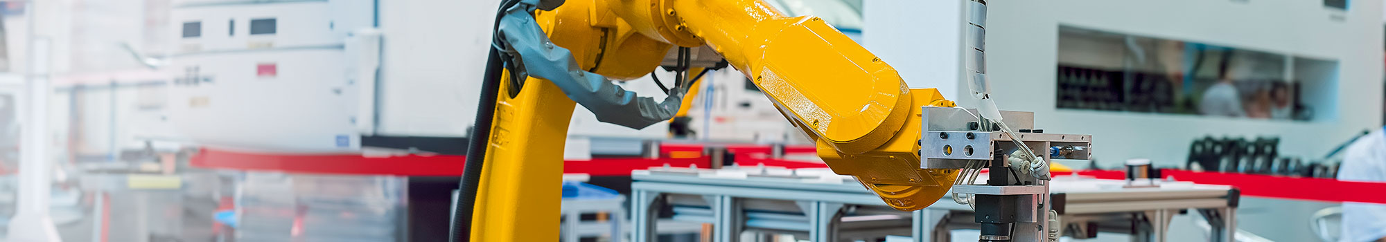 Robotergesteuerte handbetriebene werkzeugmaschine in einer industriellen fertigungsstätte
