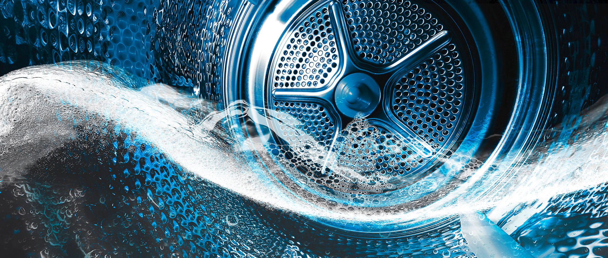 Waschmaschinentrommel ist zur Hälfte mit Wasser gefüllt