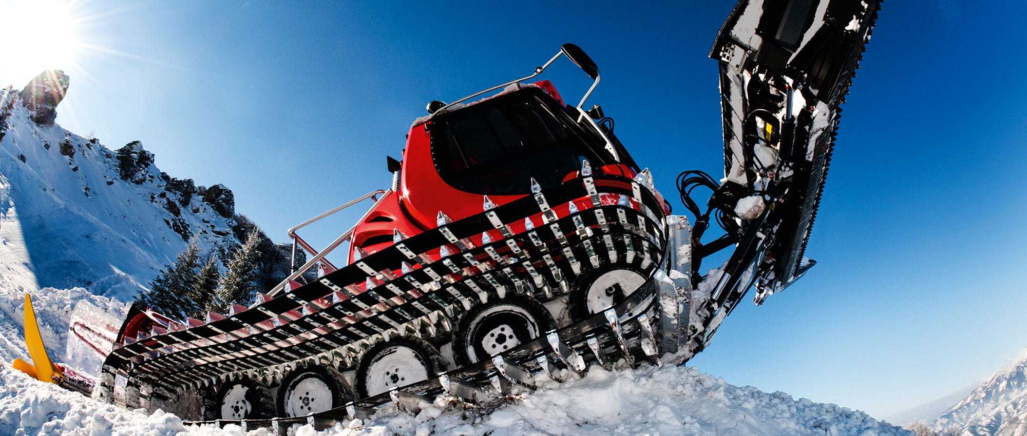 Schneepflug Maschine von der Seite fotografiert und im Schnee