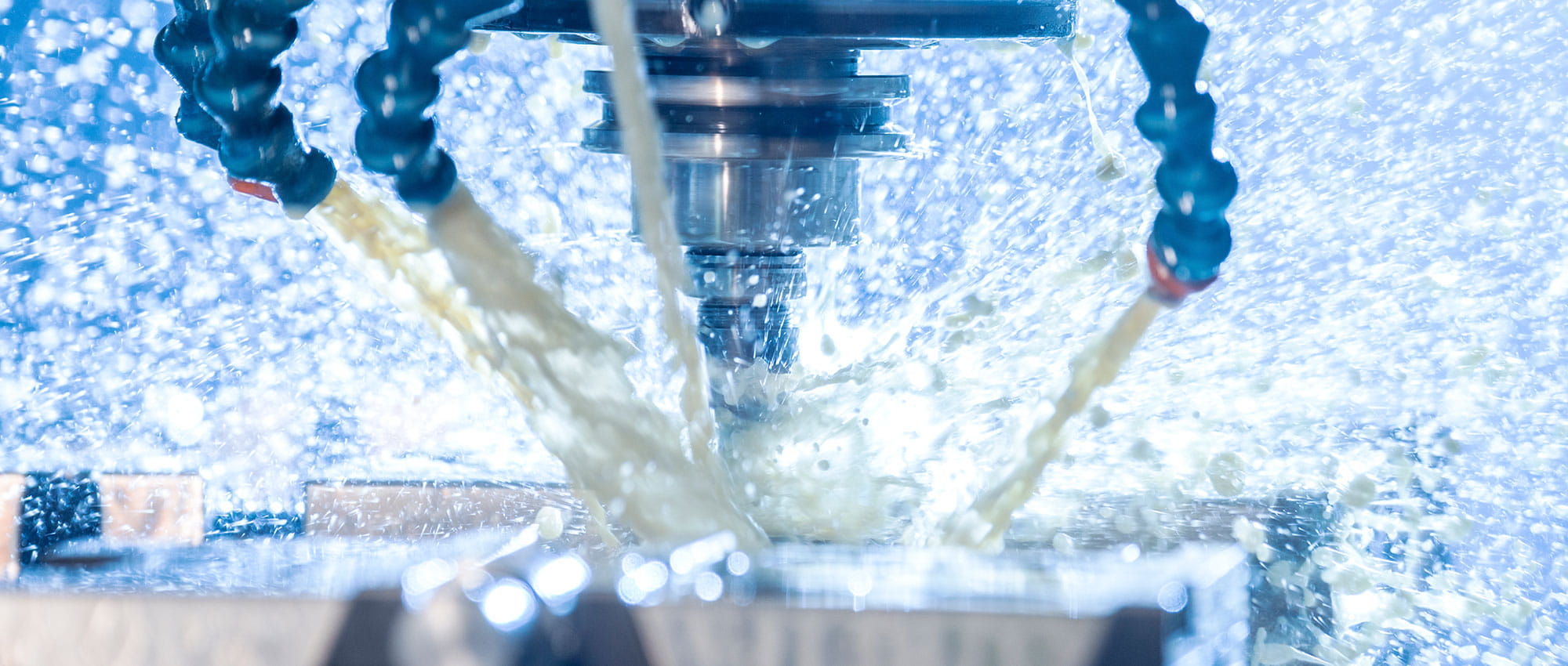 Industrielle Maschine spritzt mit Flüssigkeit auf eine Oberfläche