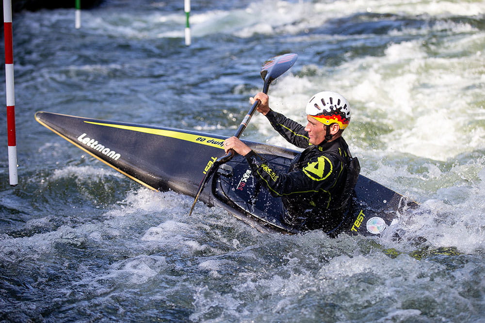 Thomas Schmidt in einem Kajak in einem Wildwasserkanal.