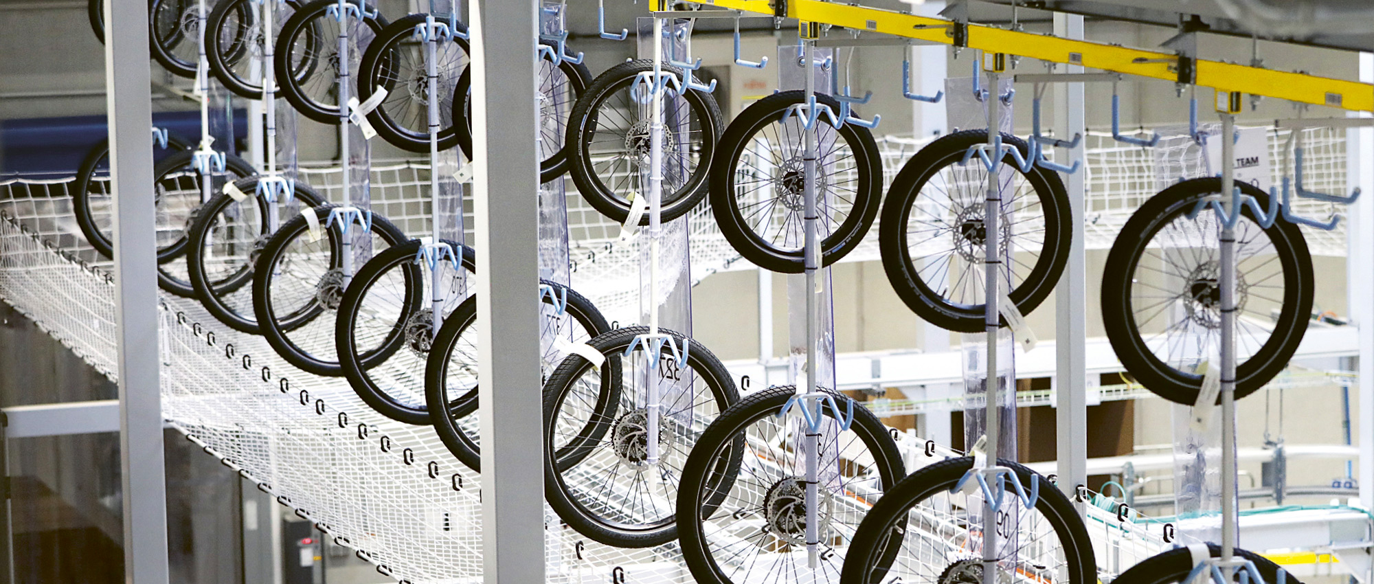 Laufräder für E-Bikes an einem Produktionsband 