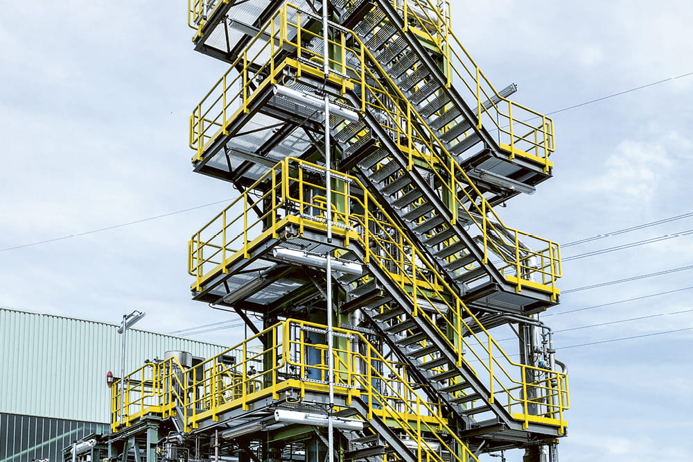 Stahltreppen führen um das Stahlwerk herum.