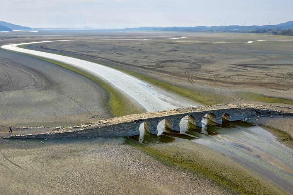 Eine Brücke über den Poyang-See, der schnell abfließt