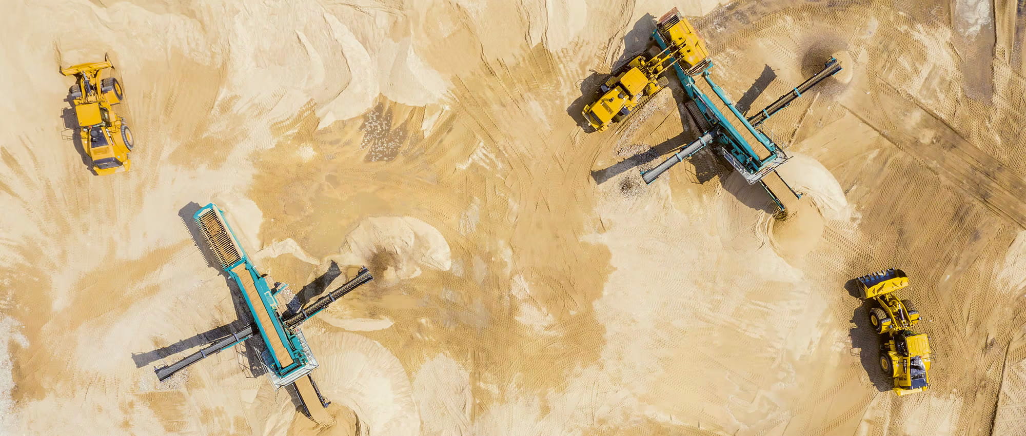 Baufahrzeuge bauen Sand ab