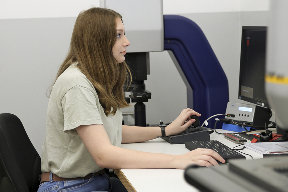 Portrait von Cara Mia Pesta, Auszubildende bei Freudenberg Sealing Technologies Österreich