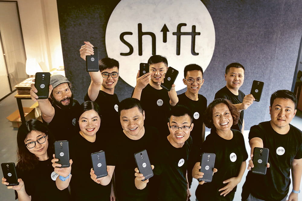 Das Team von Shift hält die Shift Handys hoch