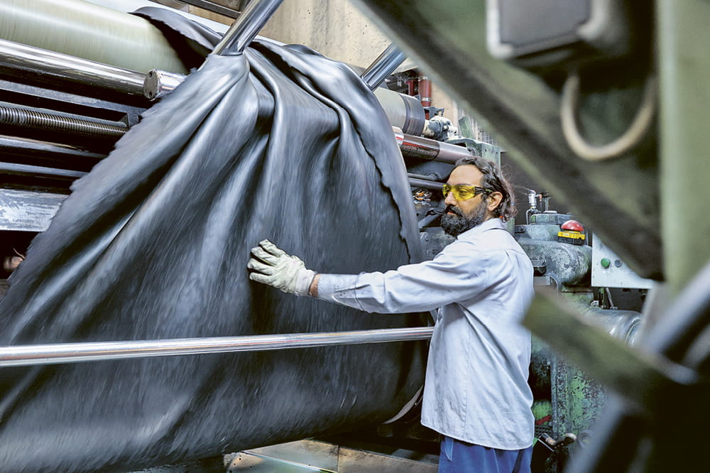 Mitarbeiter arbeitet an einer industriellen Maschine.