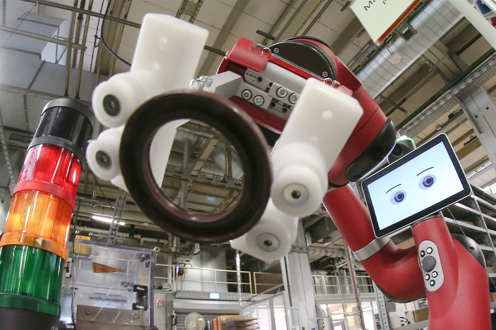 Ein roter Roboter Cobot in einer Fabrik