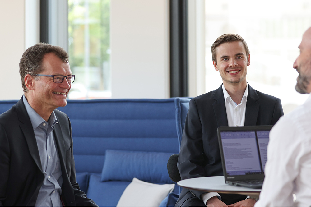 Stefan Morgenstern und Prof. Dr.-Ing. Eberhard Bock schauen lächelnd den Interviewer an