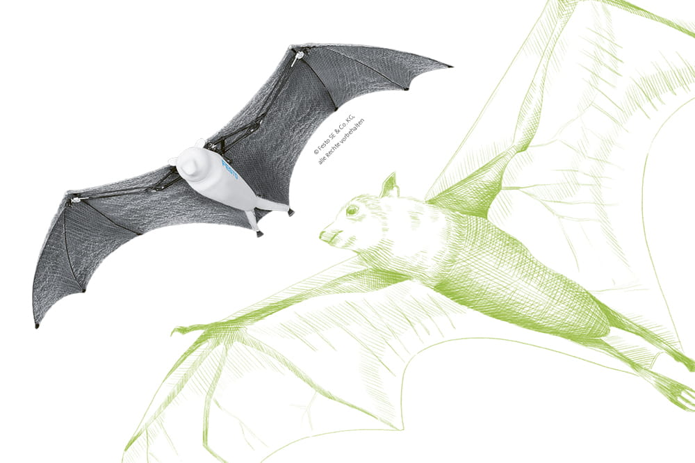 Blau-weißer Roboter in Form einer Fledermaus mit einer grünen Illustration einer echten Fledermaus im Hintergrund.