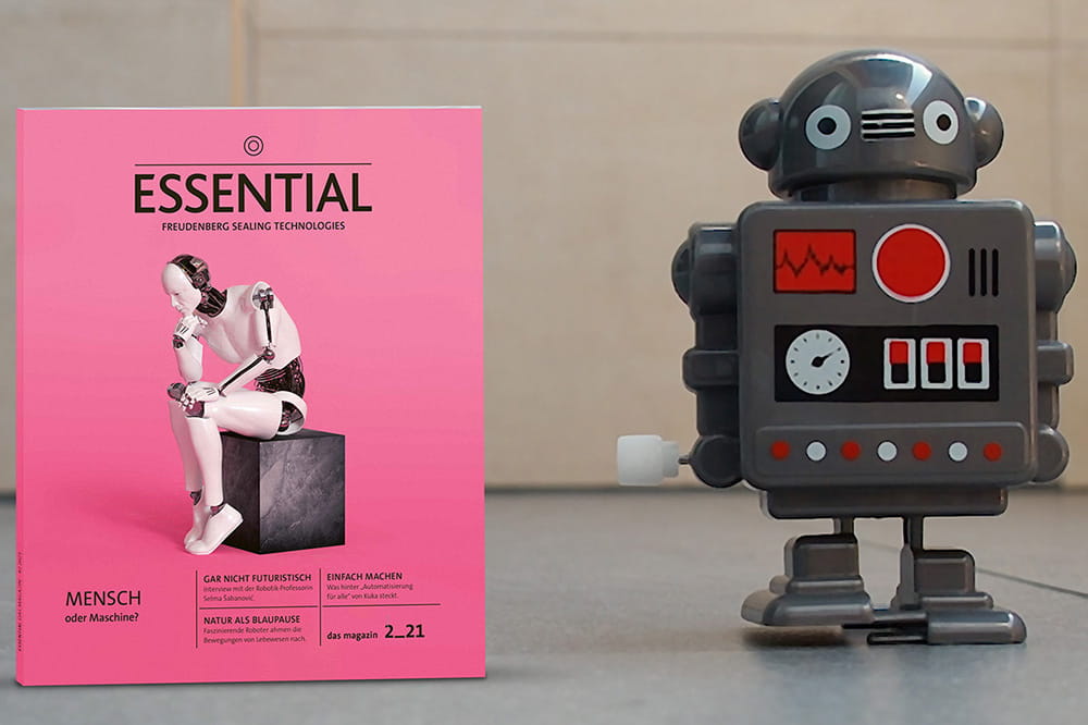 neues Essential-Magazin neben Roboter abgebildet