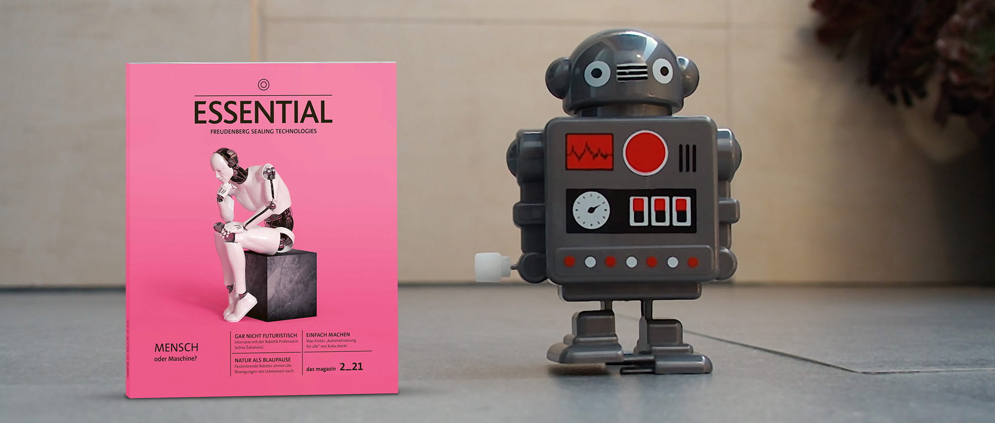 neues Essential-Magazin neben Roboter abgebildet