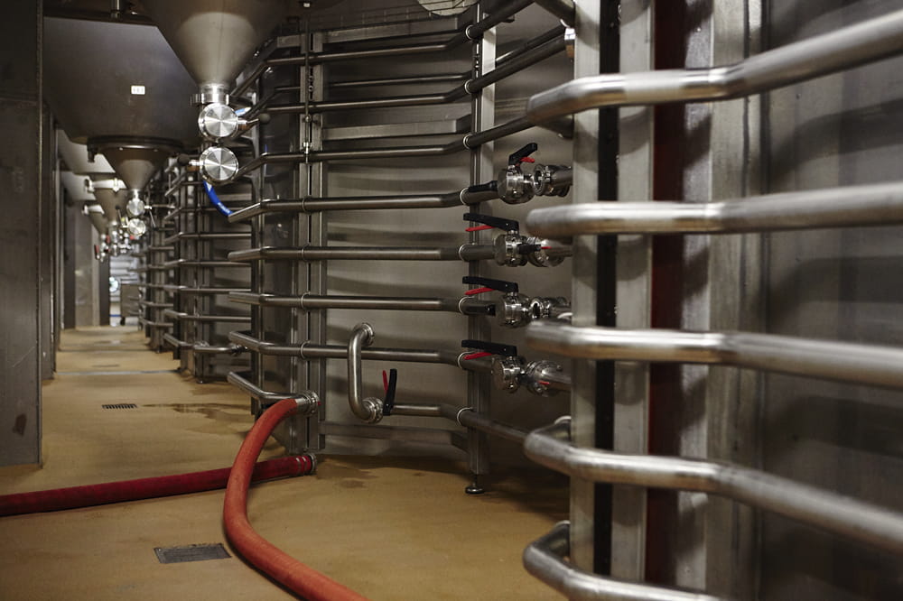 Aufnahme einer Brauerei mit Rohren und Schläuchen