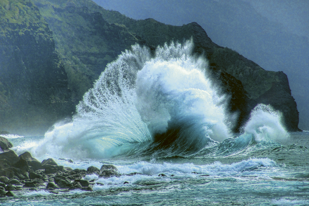 Wellen treffen im Meer aufeinander und spritzen 