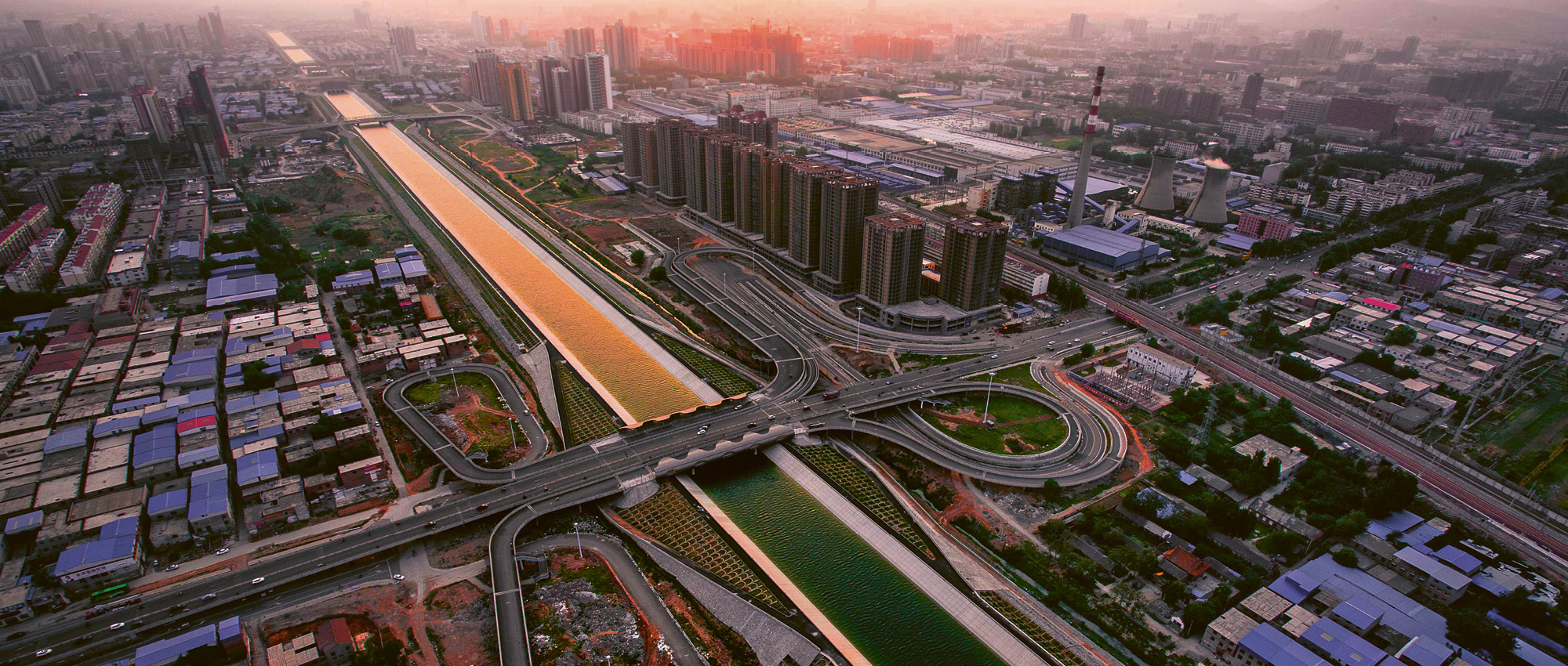 Vogelperspektive eines Kanals inmitten von Beijing. Copyright: Photoshot /picture alliance
