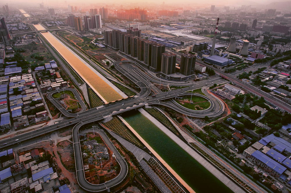 Vogelperspektive eines Kanals inmitten von Beijing. Copyright: Photoshot /picture alliance
