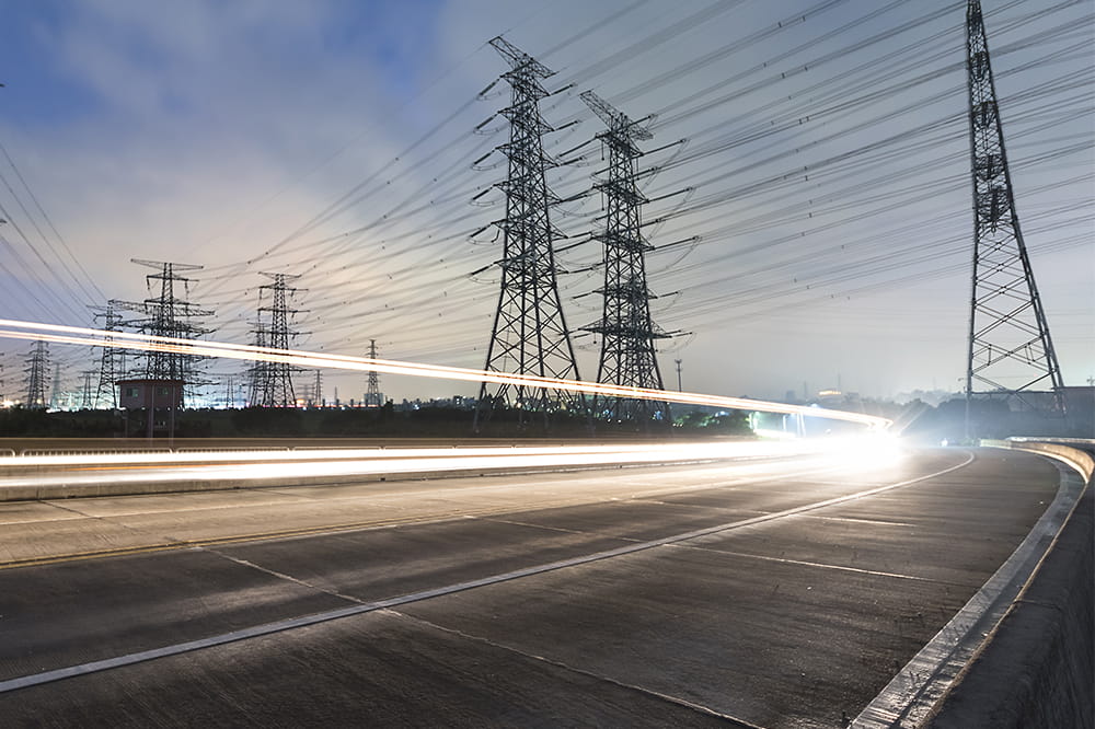 Eine Straße bei Nacht mit Strommasten herum