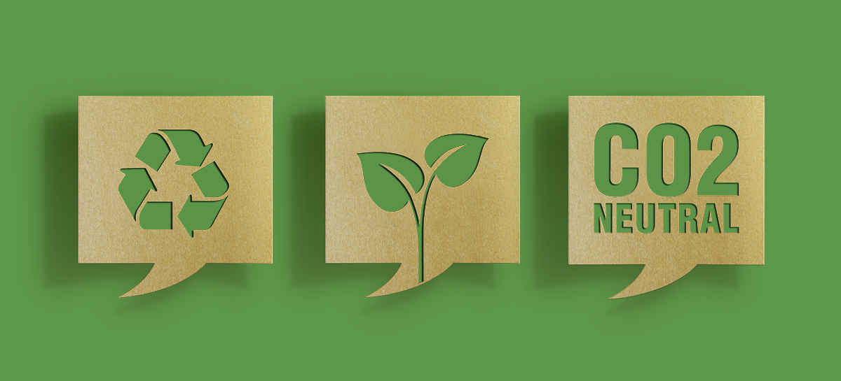 3 Sprechblasen mit einem Recyclesymbol, einer Pflanze und CO2 neutral, vor grünem Hintergrund.