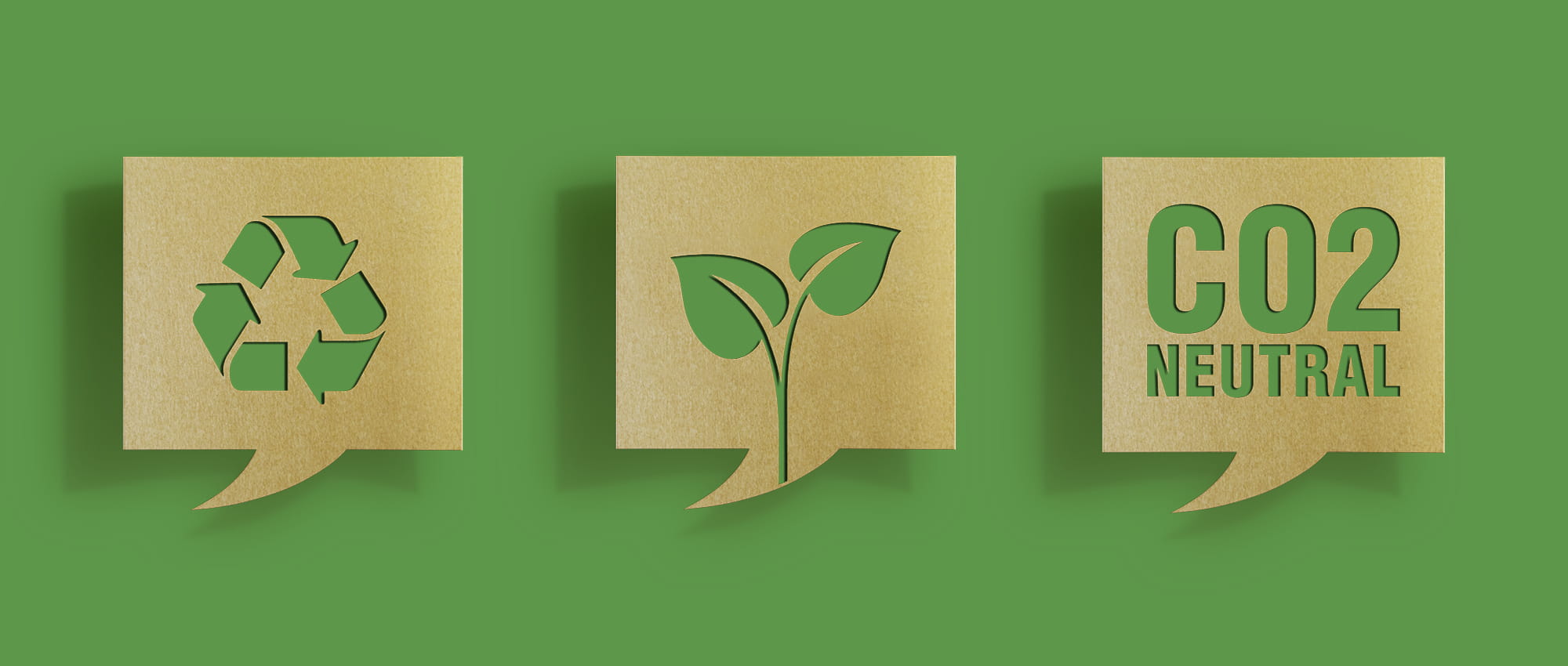 3 Sprechblasen mit einem Recyclesymbol, einer Pflanze und der Aufschrift CO2 neutral, vor grünem Hintergrund.