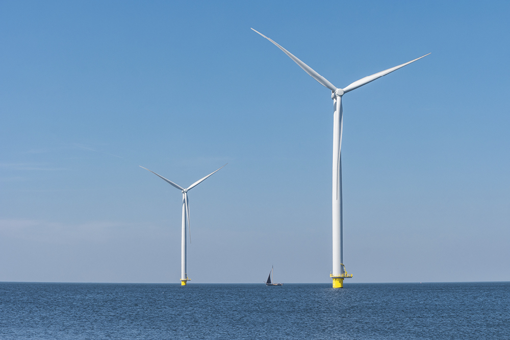 Windräder stehen im Wind. Copyright: Shutterstock: Fokke Baarssen