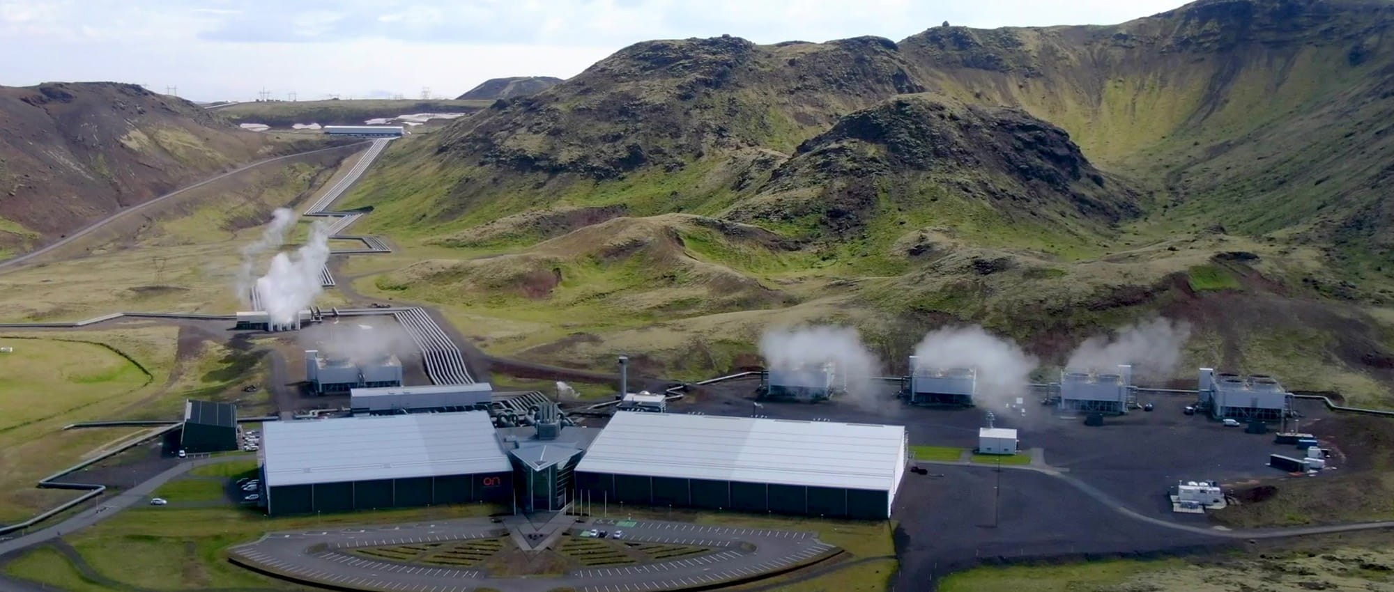 Videoteaser: Gebäudekomplex umgeben von isländischer Landschaft