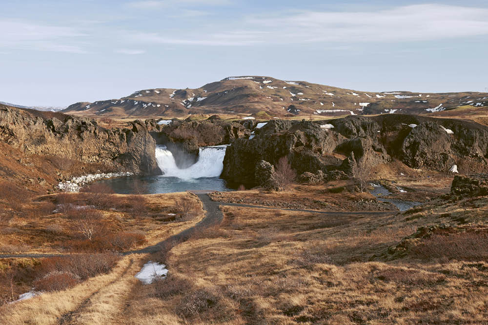 Ein Wasserfall in einer Vulkanlandschaft. 