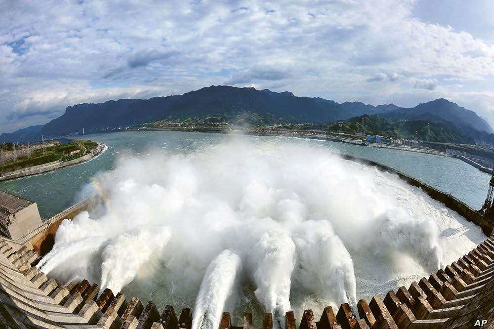 Staudamm eines Wasserkraftwerkes spuckt Wasser aus. 