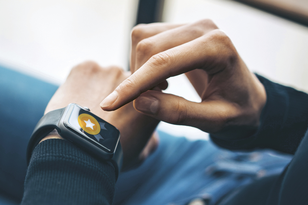 Hände, die eine Smartwatch bedienen.