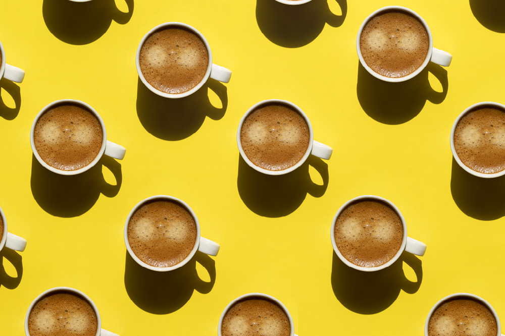 Collage von Kaffeetassen vor einem gelben Hintergrund.