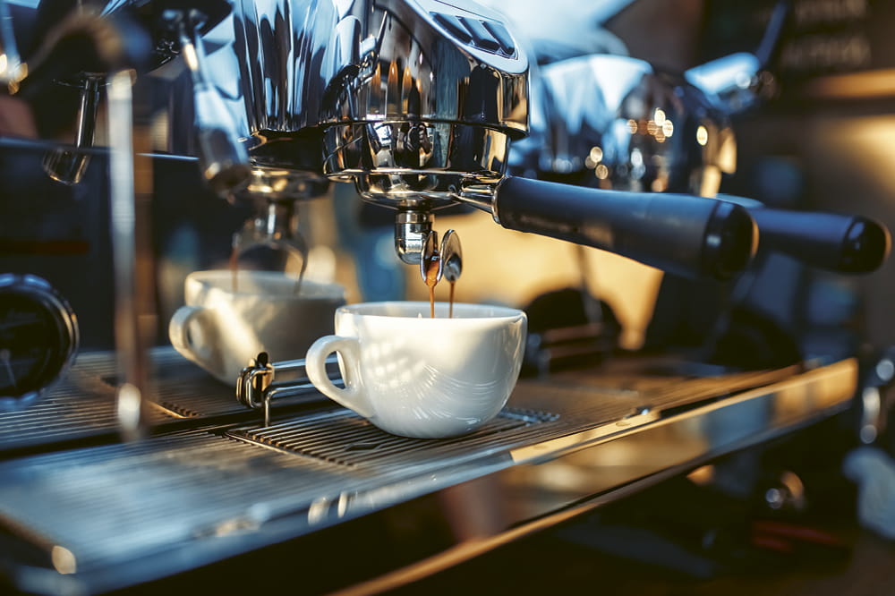 Kaffee aus einer Kaffeemaschine läuft in eine Tasse. Copyright: Adobestock/Nomad_Soul