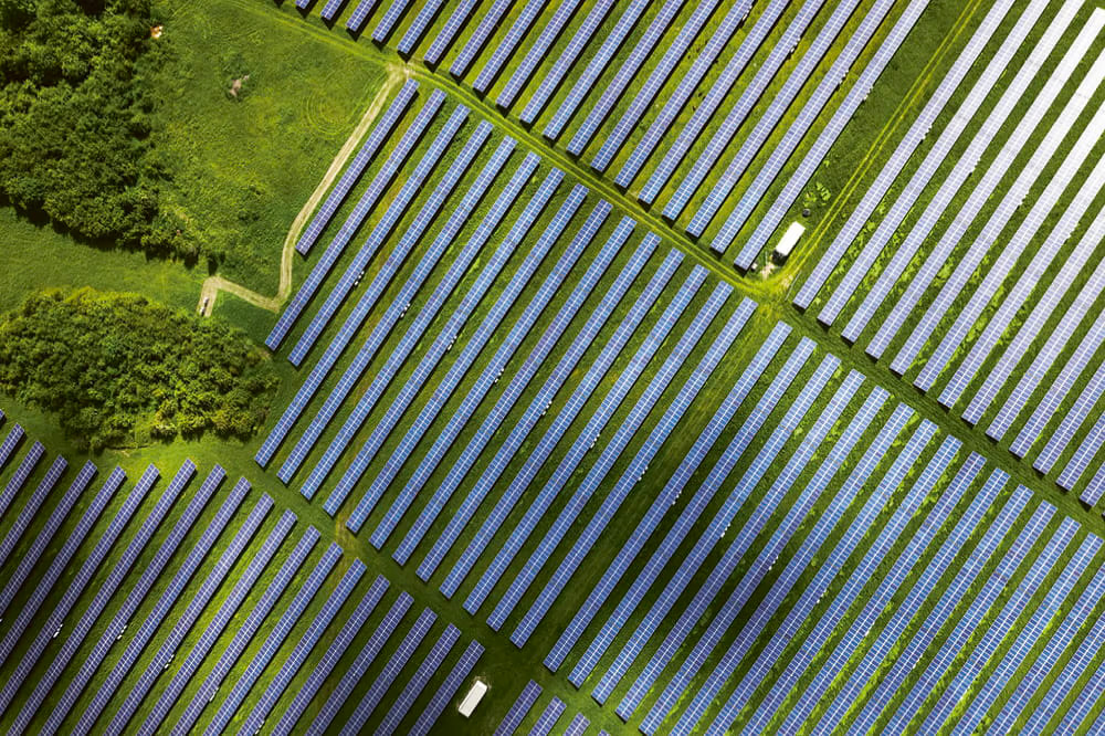 Solarpanelfeld von oben. Copyright: iStock/Nikada