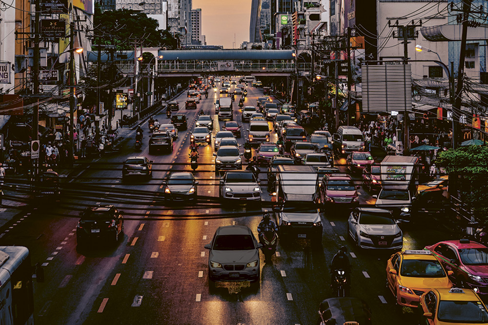 Autostraße in Thailand bei Sonnenuntergang.  Copyright: iStock/tonfotographer