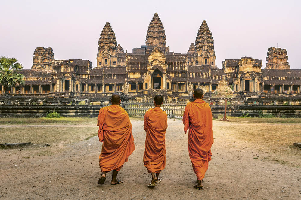 Buddhistische Mönche laufen auf einem Tempel zu. Copyright: Gettyimages/Matteo Colombo 