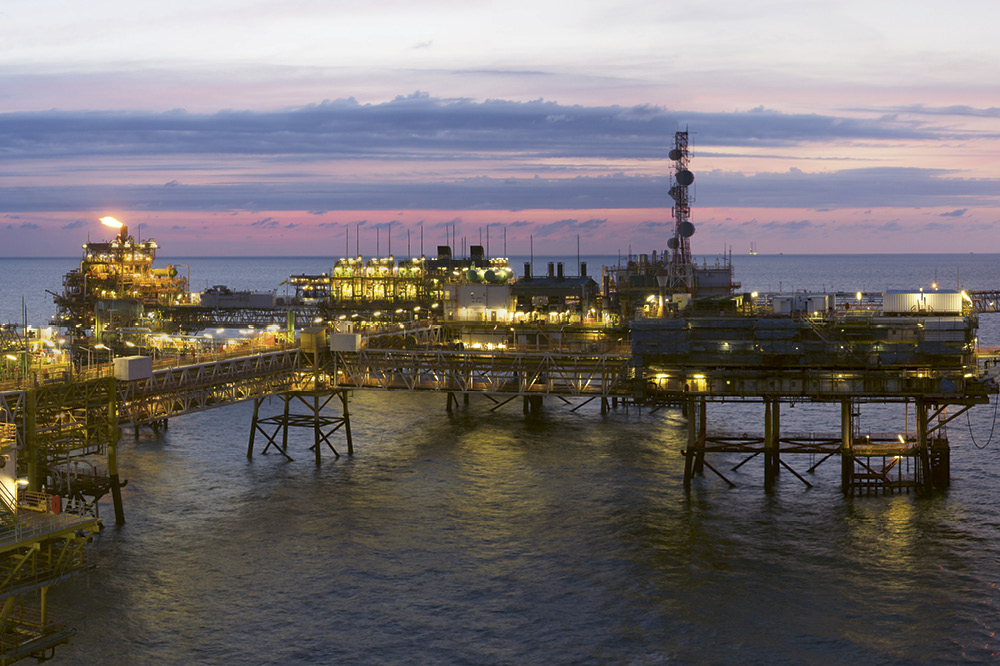 Wasserstoffanlage bei Sonnenuntergang im Meer. Copyright: shutterstock/corlaffra 