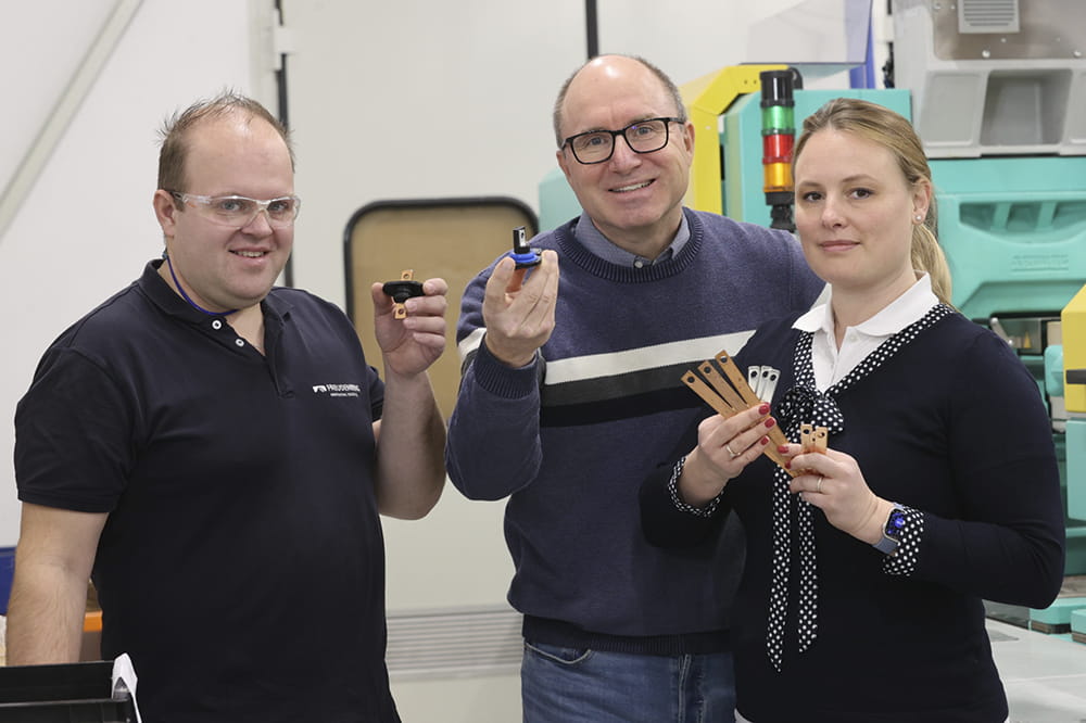Incubation-Team Andreas Tinz,  Carsten Former und Katinka Raschke halten lächelnd Busbar Produkte in die Kamera.