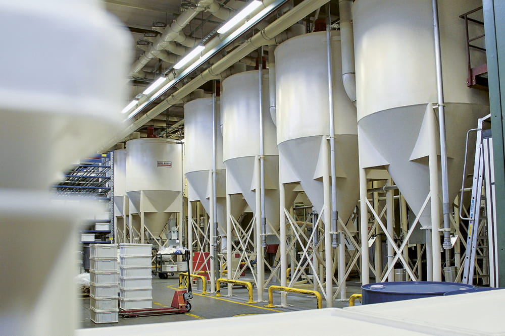 Silos in einer Fabrik.