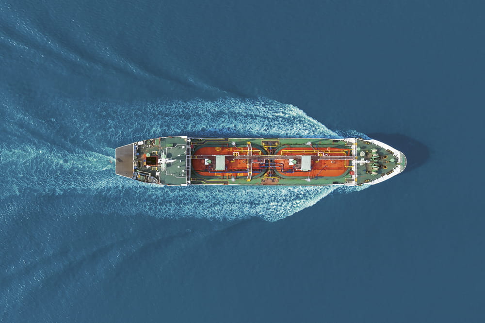 Ein Schiff auf dem Ozean aus der Vogelperspektive. Copyright: iStock/Suriyapong Thongsawang