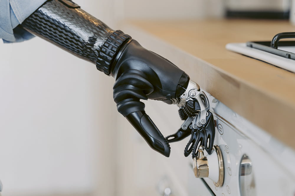 Eine Roboterhand dreht am Knauf eines Ofens. Copyright: AdobeStock/VK Studio