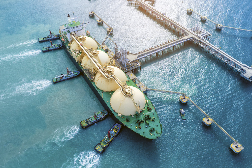 LNG-Terminals mit Schiffen die an einem großen Schiff andocken. 